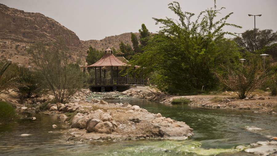 چشمه آبگرم گنو